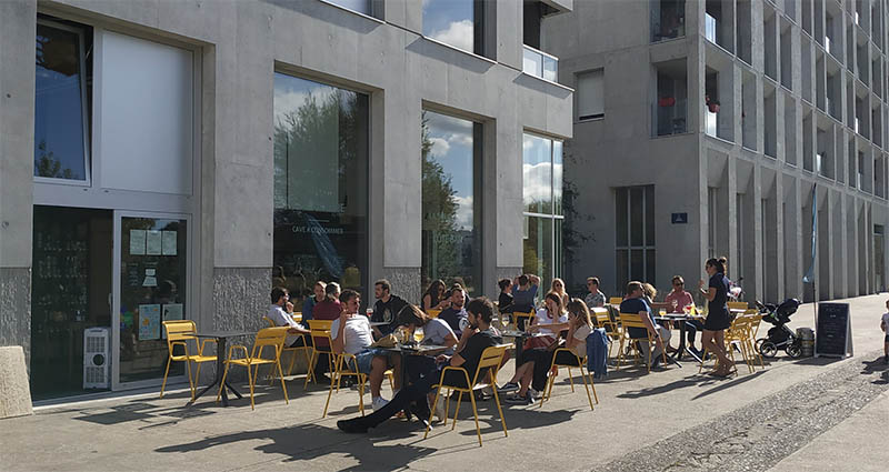 Terrasse au pied de la grue Jaune