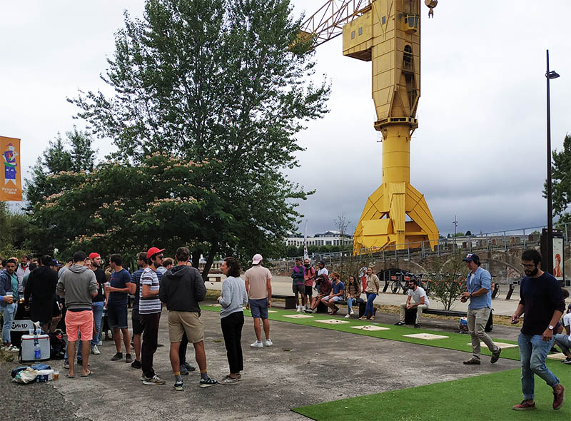 Tournoi de palets au pied de la grue Jaune